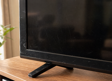 傷や汚れのあるテレビ
